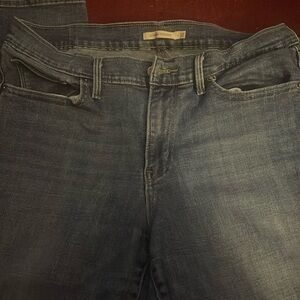 GUC Slimming Straight Levi’s💙